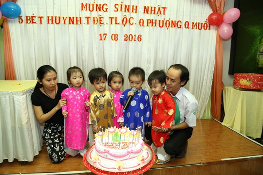 Ca sinh 5 đầu tiên ở Việt Nam bây giờ ra sao? - 8