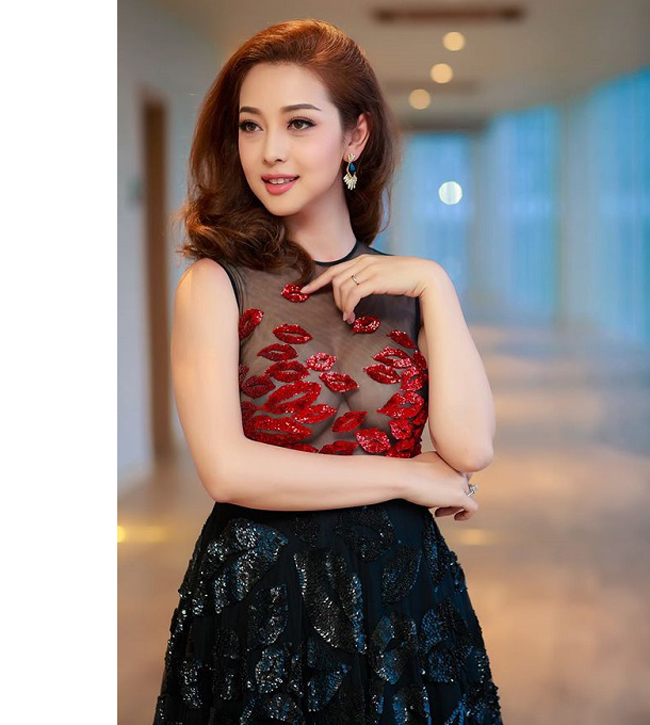Ngoài ra, Jennifer còn chú ý chăm sóc cho làn da khỏe đẹp từ bên trong, ngăn ngừa nếp nhăn. Cô cho biết, làn da mịn màng cùng vóc dáng thon gọn là kết quả của quá trình chăm sóc không ngừng.