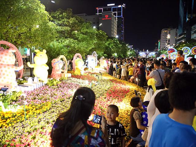 Tin tức trong ngày - "Biển người" đổ về đường hoa xuân Nguyễn Huệ xem heo đội nón lá, khăn rằn
