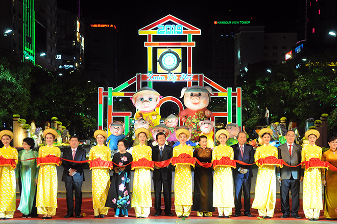 "Biển người" đổ về đường hoa xuân Nguyễn Huệ xem heo đội nón lá, khăn rằn - 1