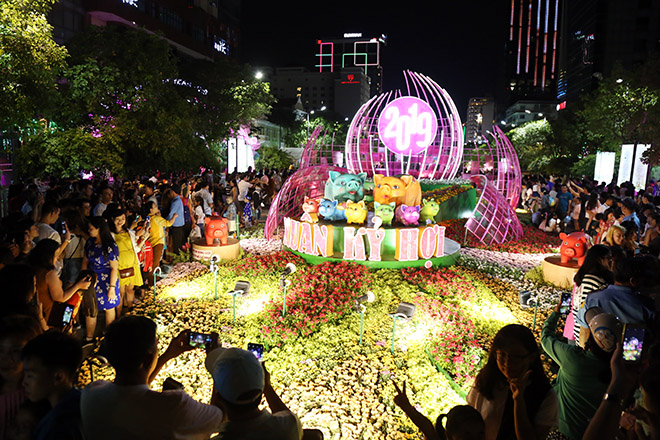 "Biển người" đổ về đường hoa xuân Nguyễn Huệ xem heo đội nón lá, khăn rằn - 3