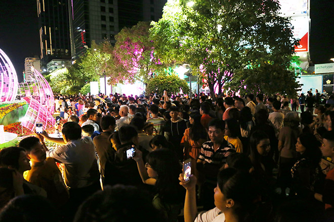 "Biển người" đổ về đường hoa xuân Nguyễn Huệ xem heo đội nón lá, khăn rằn - 6