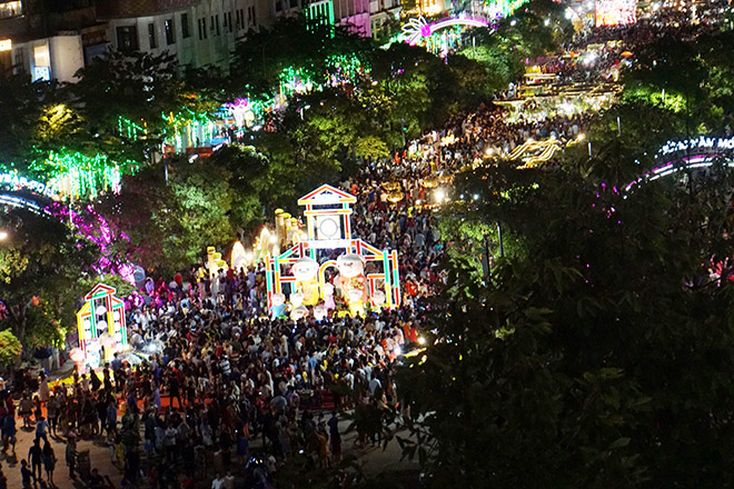 "Biển người" đổ về đường hoa xuân Nguyễn Huệ xem heo đội nón lá, khăn rằn - 2