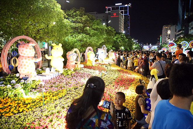 "Biển người" đổ về đường hoa xuân Nguyễn Huệ xem heo đội nón lá, khăn rằn - 4