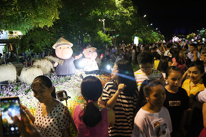 "Biển người" đổ về đường hoa xuân Nguyễn Huệ xem heo đội nón lá, khăn rằn - 8