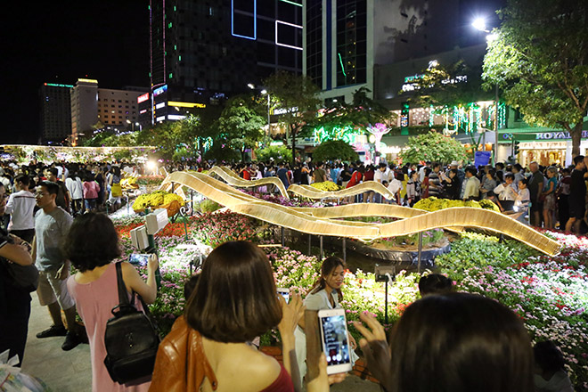 "Biển người" đổ về đường hoa xuân Nguyễn Huệ xem heo đội nón lá, khăn rằn - 11