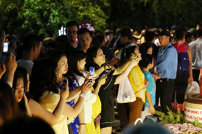 "Biển người" đổ về đường hoa xuân Nguyễn Huệ xem heo đội nón lá, khăn rằn - 7