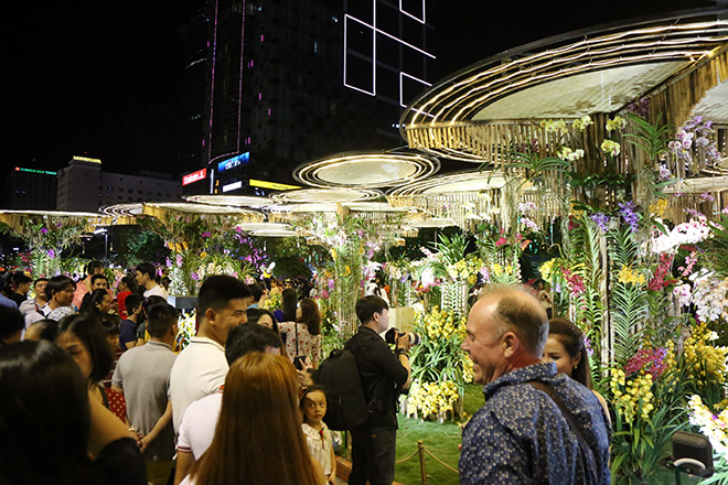 "Biển người" đổ về đường hoa xuân Nguyễn Huệ xem heo đội nón lá, khăn rằn - 16