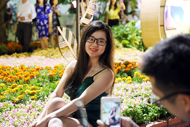 "Biển người" đổ về đường hoa xuân Nguyễn Huệ xem heo đội nón lá, khăn rằn - 14