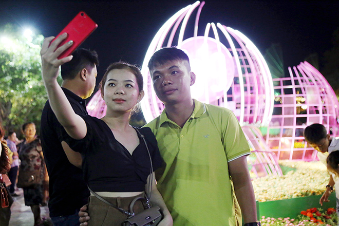 "Biển người" đổ về đường hoa xuân Nguyễn Huệ xem heo đội nón lá, khăn rằn - 15