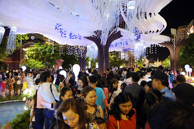 "Biển người" đổ về đường hoa xuân Nguyễn Huệ xem heo đội nón lá, khăn rằn - 12