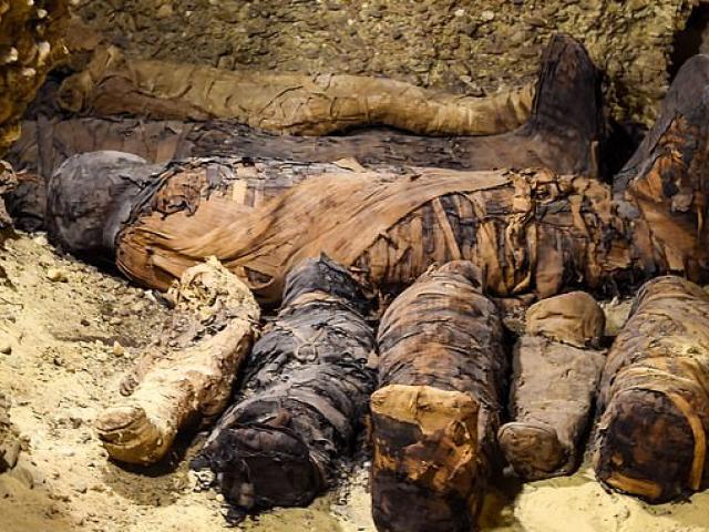 Thế giới - Phát hiện "đại gia đình" xác ướp trong hầm mộ 2.000 năm ở Ai Cập