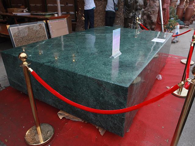 Tin tức trong ngày - Chiêm ngưỡng phiến đá cẩm thạch nguyên khối nặng gần 11 tấn giữa Hà Nội