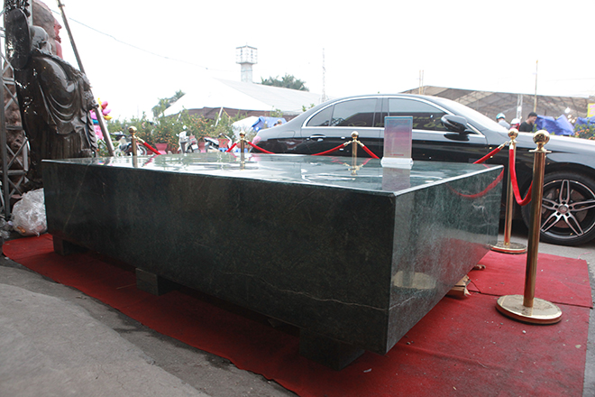 Chiêm ngưỡng phiến đá cẩm thạch nguyên khối nặng gần 11 tấn giữa Hà Nội - 4