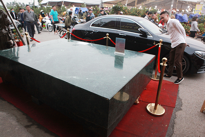 Chiêm ngưỡng phiến đá cẩm thạch nguyên khối nặng gần 11 tấn giữa Hà Nội - 7