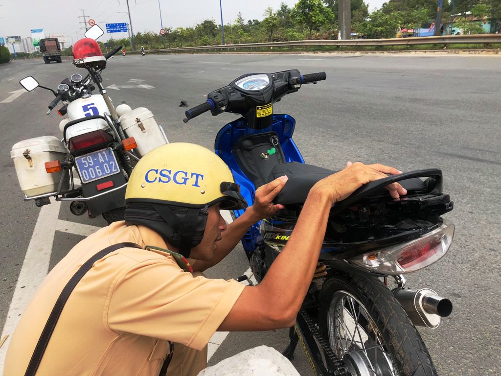 “Anh hùng xa lộ” chiều 29 Tết và cái kết bất ngờ khi gặp CSGT - 2