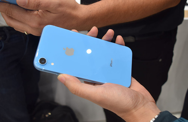 Galaxy S10e so kè iPhone XR: Mèo nào cắn mỉu nào? - 2