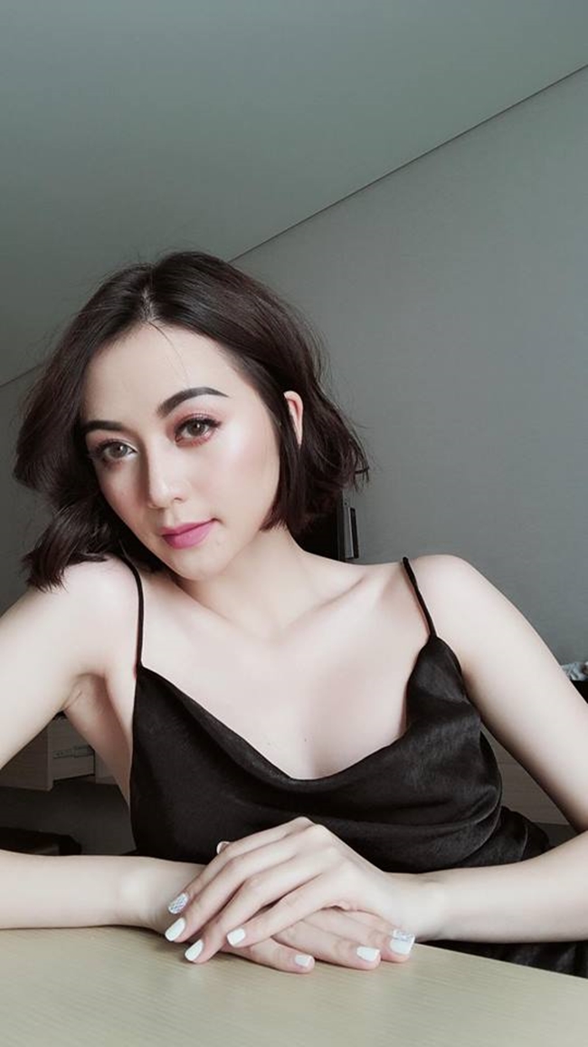 Thiều Bảo Trang bất ngờ &#34;xuống tóc&#34; vào cuối năm 2018. Nhiều người khen ngợi nữ ca sĩ trông trẻ trung, gợi cảm và hiện đại hơn với mái tóc ngắn.