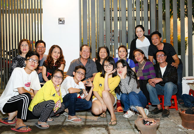 Mỹ Tâm quây quần bên gia đình làm mứt dừa, bánh tét - 4