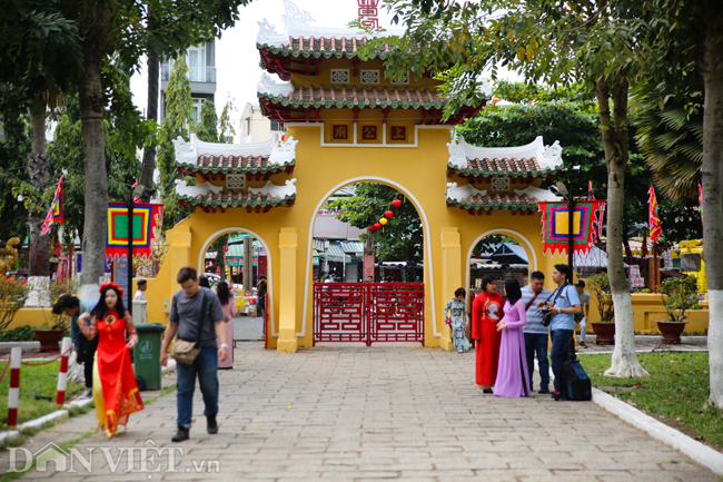 Vào những ngày cuối năm, mọi người đổ xô về Lăng ông bà Chiểu (quận&nbsp;Bình Thạnh) để chụp ảnh ngày Tết.