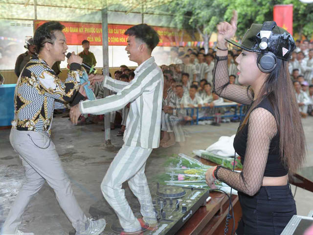 Ca nhạc - MTV - "Ông hoàng bolero remix" mang quà đặc biệt đến 3.000 phạm nhân ở Tiền Giang