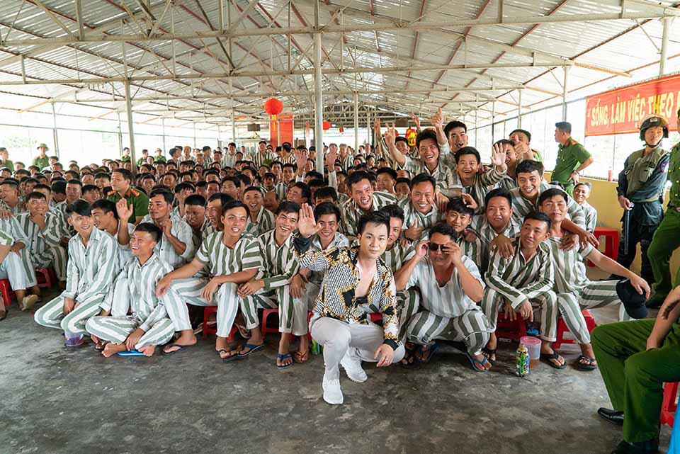 "Ông hoàng bolero remix" mang quà đặc biệt đến 3.000 phạm nhân ở Tiền Giang - 1
