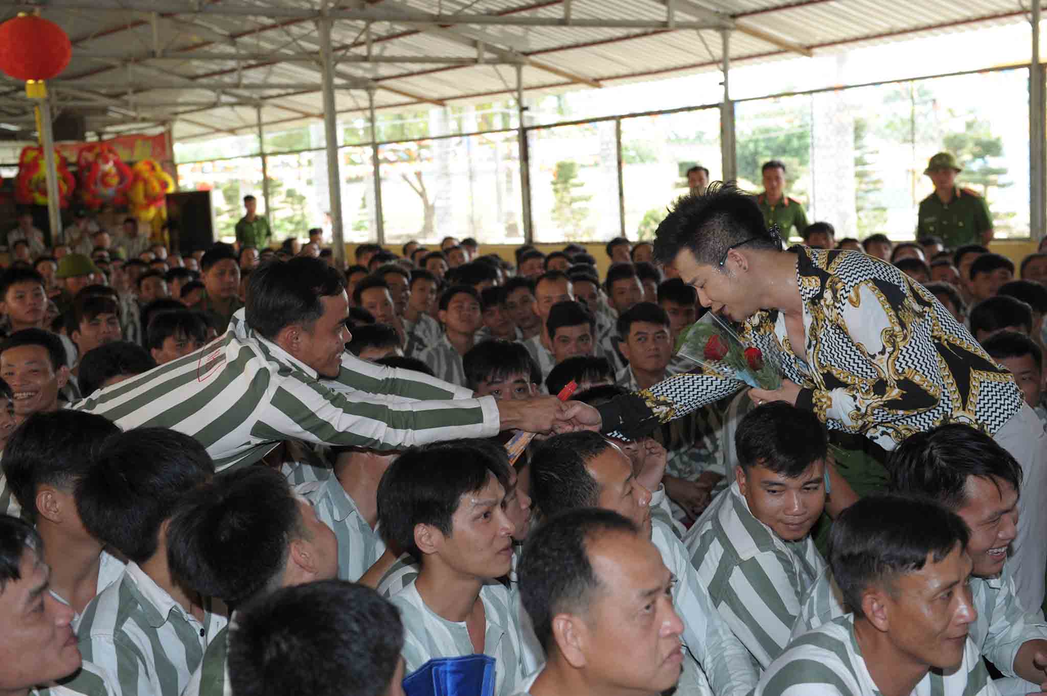 "Ông hoàng bolero remix" mang quà đặc biệt đến 3.000 phạm nhân ở Tiền Giang - 4