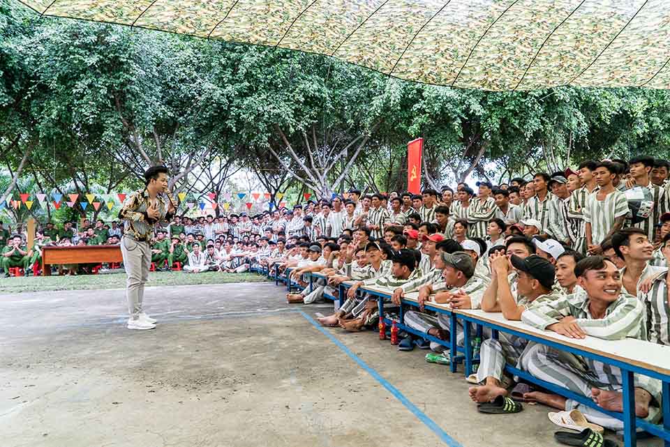 "Ông hoàng bolero remix" mang quà đặc biệt đến 3.000 phạm nhân ở Tiền Giang - 2