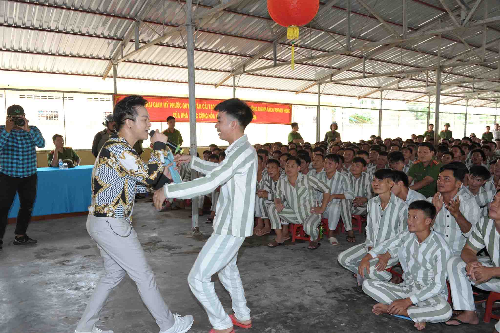 "Ông hoàng bolero remix" mang quà đặc biệt đến 3.000 phạm nhân ở Tiền Giang - 3