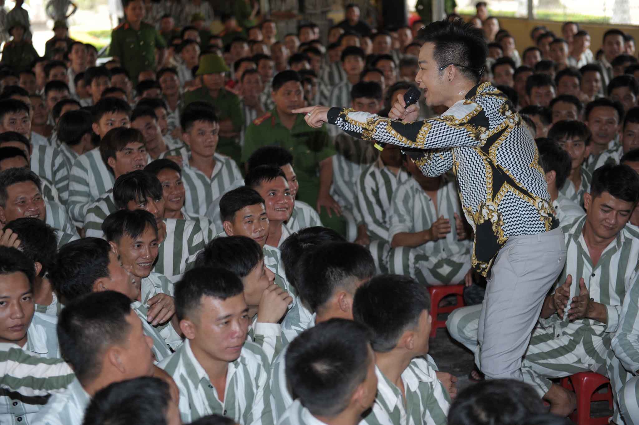 "Ông hoàng bolero remix" mang quà đặc biệt đến 3.000 phạm nhân ở Tiền Giang - 5