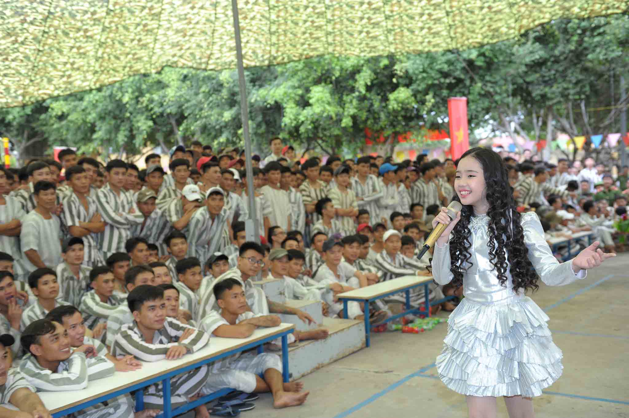 "Ông hoàng bolero remix" mang quà đặc biệt đến 3.000 phạm nhân ở Tiền Giang - 7