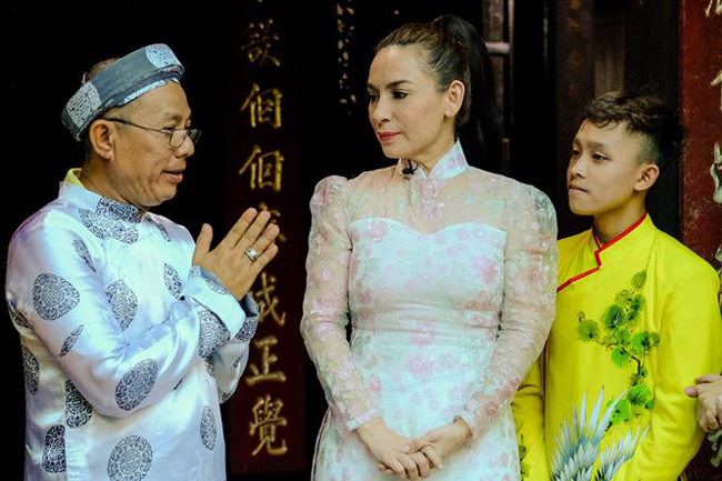 Thì năm nay, cậu đã cao vượt trội, gần bằng mẹ nuôi dù Phi Nhung đi giày cao gót.