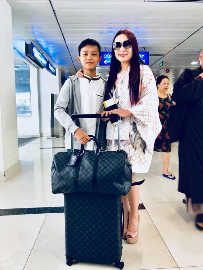 Vóc dáng mảnh mai của Hồ Văn Cường khiến cậu trông càng cao.