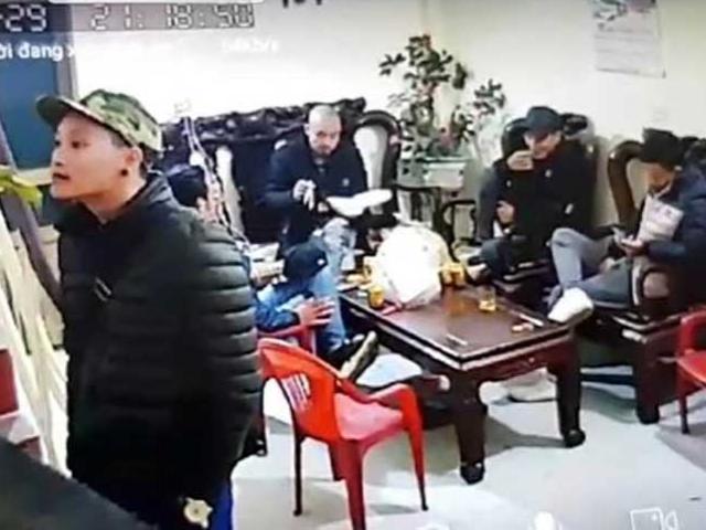 Pháp luật - Đi đòi nợ thuê, nhóm người bặm trợn mang cơm ra ăn, ngồi lì trong nhà dân ngày Tết