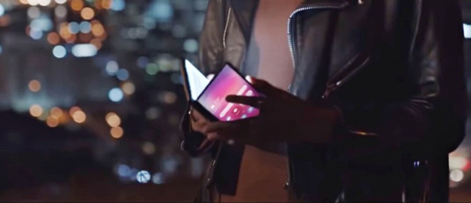 Lần đầu tiên rò rỉ video smartphone gập lại của Samsung - 1