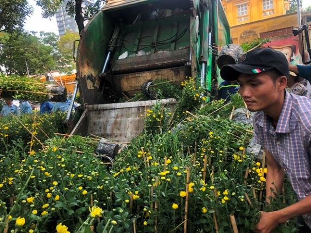 Tiểu thương vứt hàng trăm chậu hoa ế vào xe rác vì sợ 'hôi của'