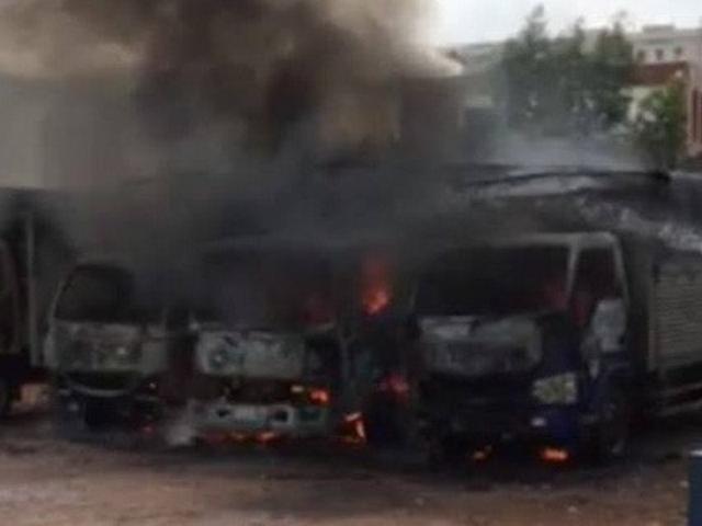 Tin tức trong ngày - Cháy lớn tại bãi xe ở Sài Gòn chiều 30 Tết, nhiều ô tô bị thiêu rụi