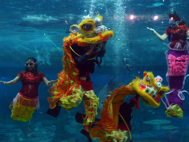 Media - Màn múa lân chào đón năm mới "cực dị" ở Malaysia