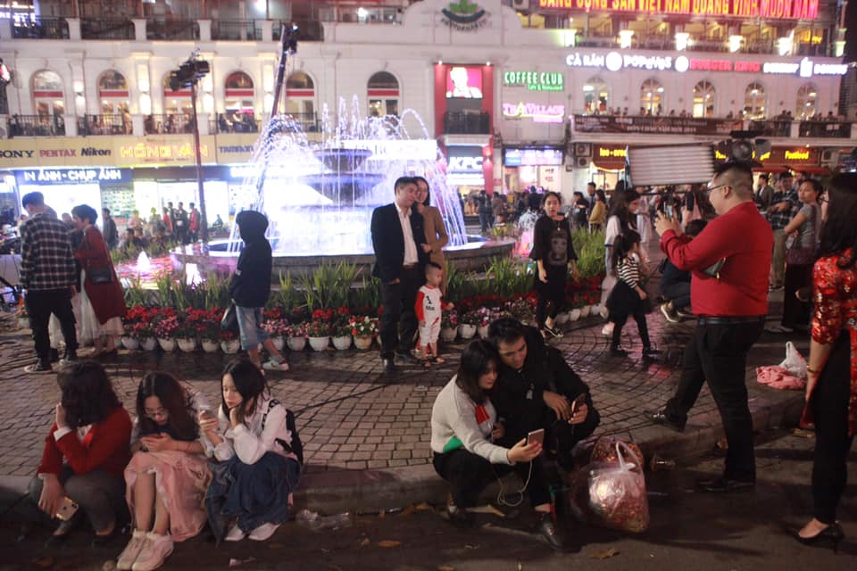 Hàng triệu người Việt háo hức tập trung tại các điểm bắn pháo hoa chờ đón Giao thừa - 12