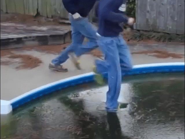 Media - Những pha "sập hố" cười ra nước mắt khi gặp phải tảng băng mỏng