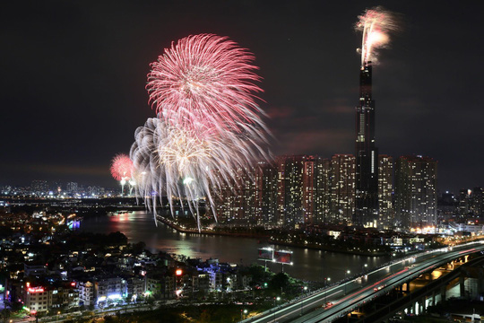 Pháo hoa sáng rực khắp mọi miền Tổ quốc, chào năm mới Kỷ Hợi 2019 - 1