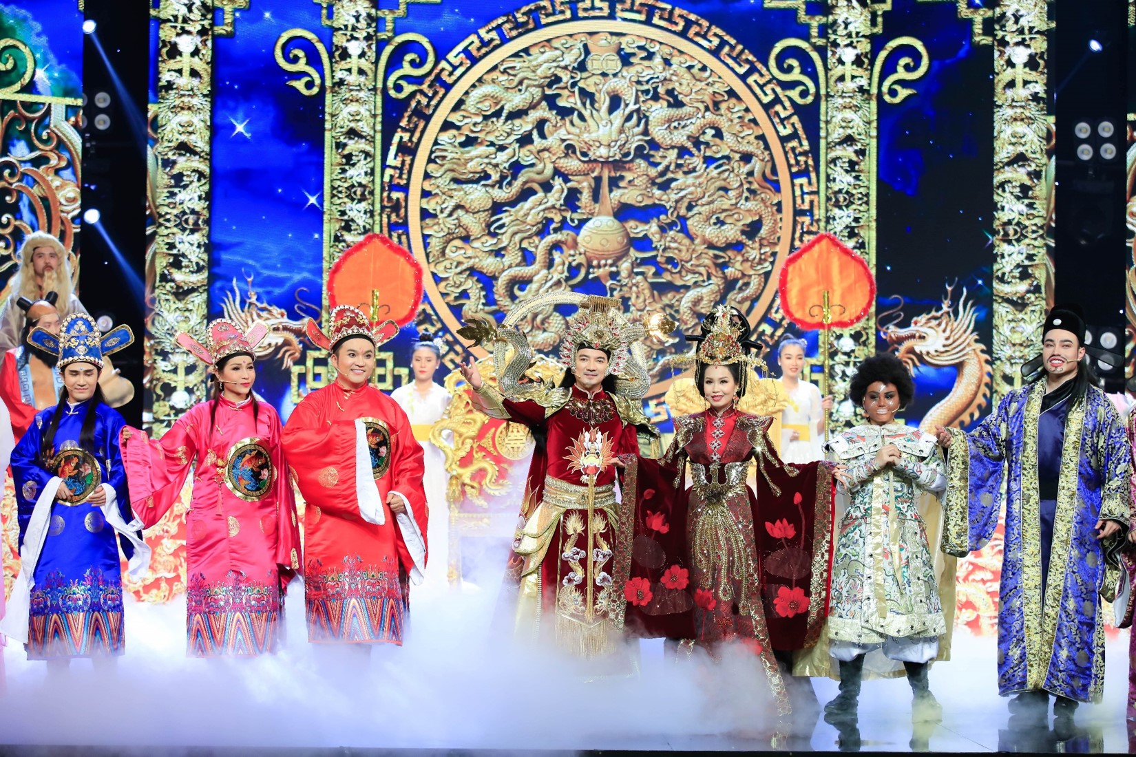 Táo xuân 2019 gây bão với loạt sự kiện nóng: "Ngọc Hoàng" cổ vũ bóng đá cuồng nhiệt - 2