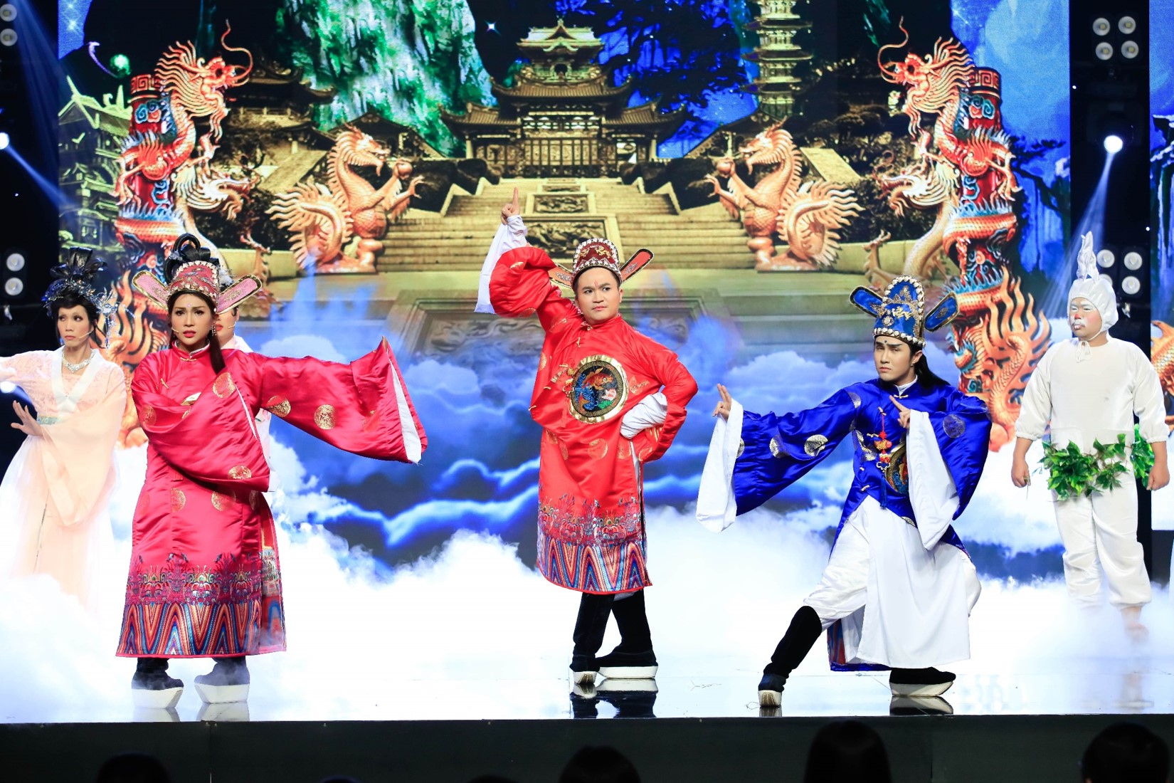 Táo xuân 2019 gây bão với loạt sự kiện nóng: "Ngọc Hoàng" cổ vũ bóng đá cuồng nhiệt - 5