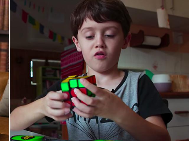 Giáo dục - du học - Nhiều người lớn cũng bó tay trong khi cậu bé thần đồng này giải rubik chỉ mất 12 giây