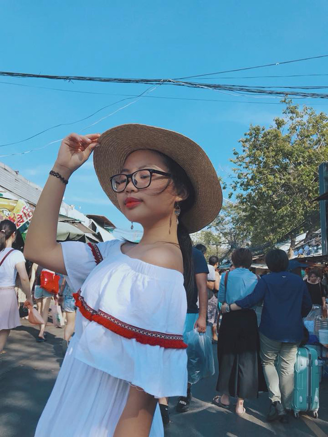 Bên cạnh những bộ trang phục bà ba trên sân khấu, Mỹ Chi cho thấy một hình ảnh thiếu nữ xinh xắn với những thiết kế lệch vai.