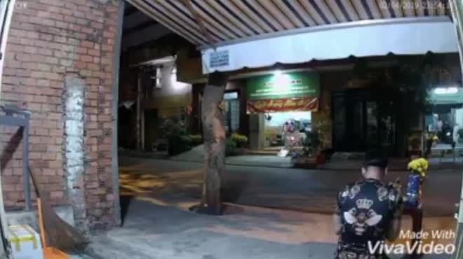 Bi hài đang cúng giao thừa bị kẻ gian cướp mất gà ngay trên mâm - 1