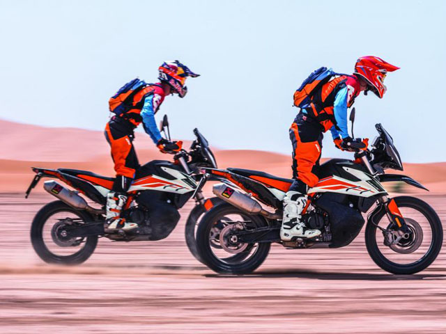 Chốt giá bán xế địa hình KTM Adventure 790 và 790 Adventure R