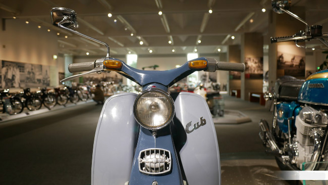Honda Super Cub hiện đã được nâng lên đời Honda Super Cub 125 với nhiều đổi mới cải tiến theo hướng hiện đại hóa. Thế nhưng Cub thời nào hiện ra vẫn là vật kỷ niệm của nhiều người ở Việt Nam cũng như người tiêu dùng ở một số thị trường Đông Nam Á. Ảnh mặt trước của Super Cub 1958.