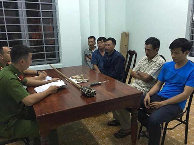 Pháp luật - Đã đốt pháo trái phép còn đánh lực lượng công an