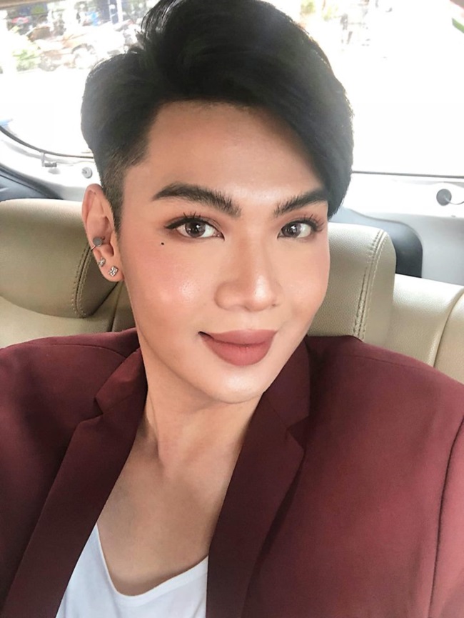Dù là nam ca sĩ nhưng việc tô son với anh chàng rất được coi trọng, từ tô son lòng môi, tô son toàn môi, son bóng, son lỳ,...&nbsp; và đủ các màu đều được ca sĩ The Voice thử qua.